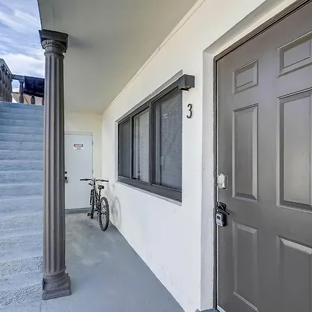 Chic Retreat: 2Br Apartment!